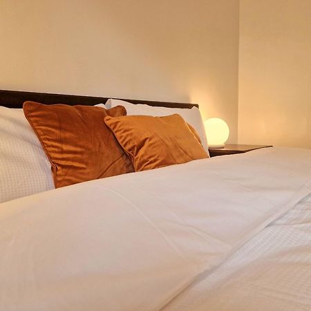Millmead Apartment In Central Guildford With Parking Buitenkant foto